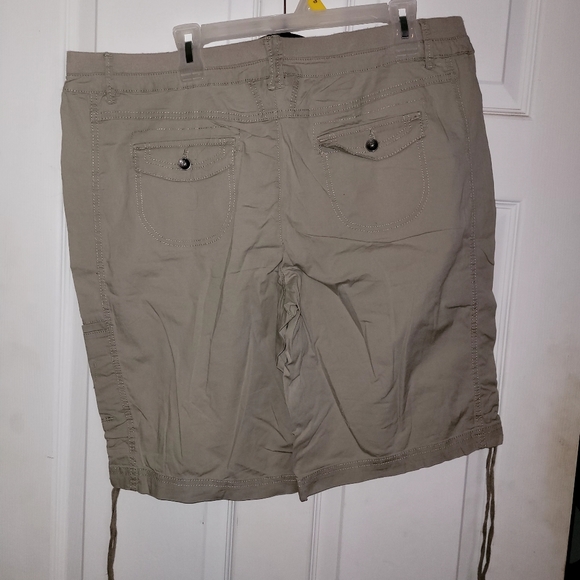 Shorts - Picture 3 of 3